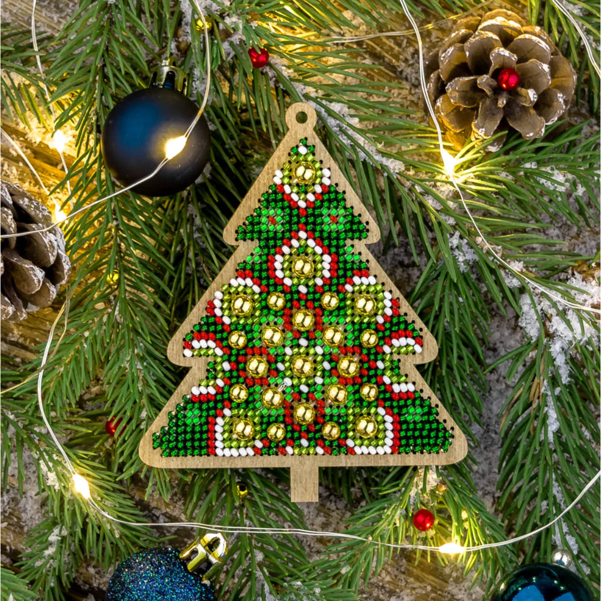 Wonderland Tree Christmas Stitched Ornament Kit FLK 396