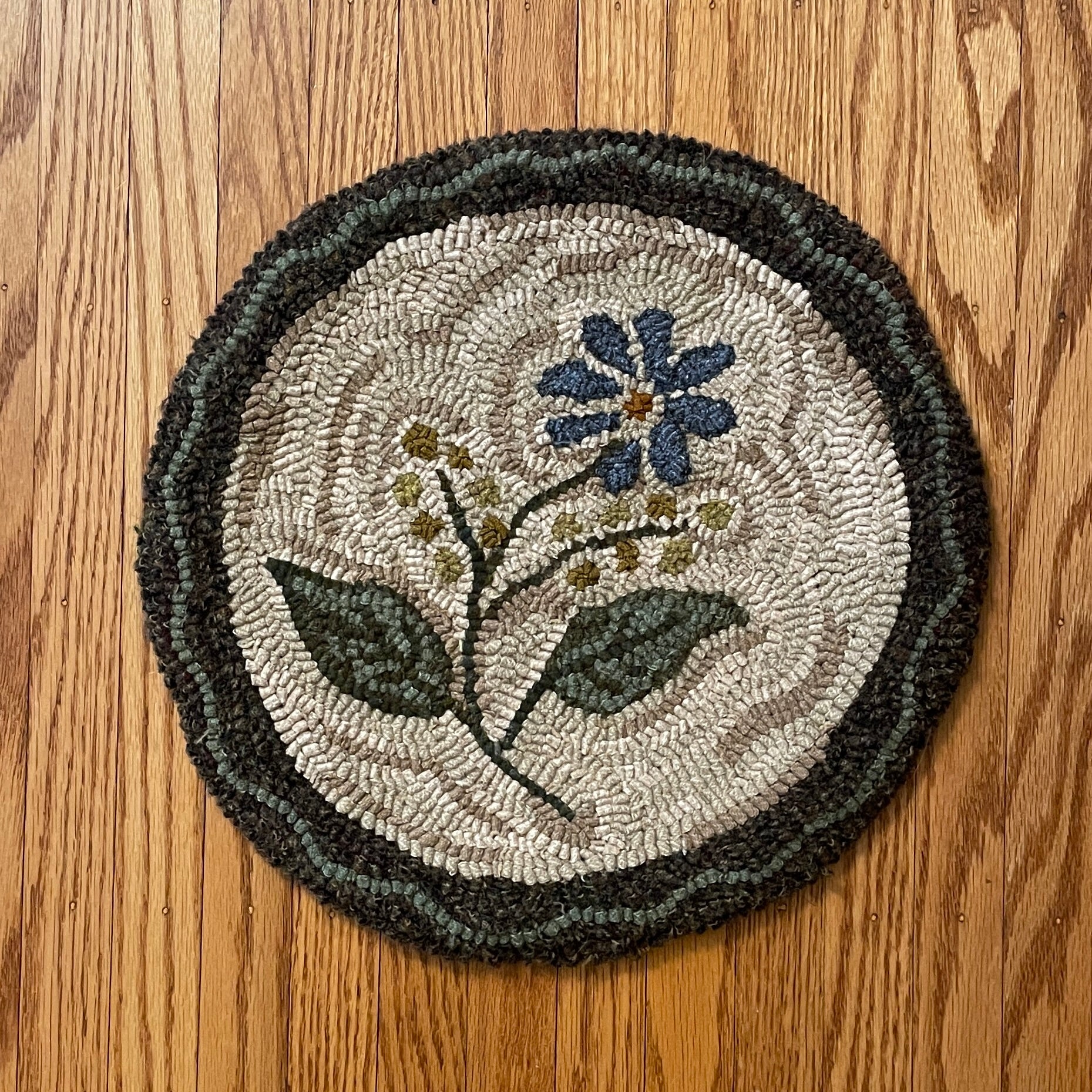 Payton's Primitives Chair Pad Rug Hooking Pattern Flower