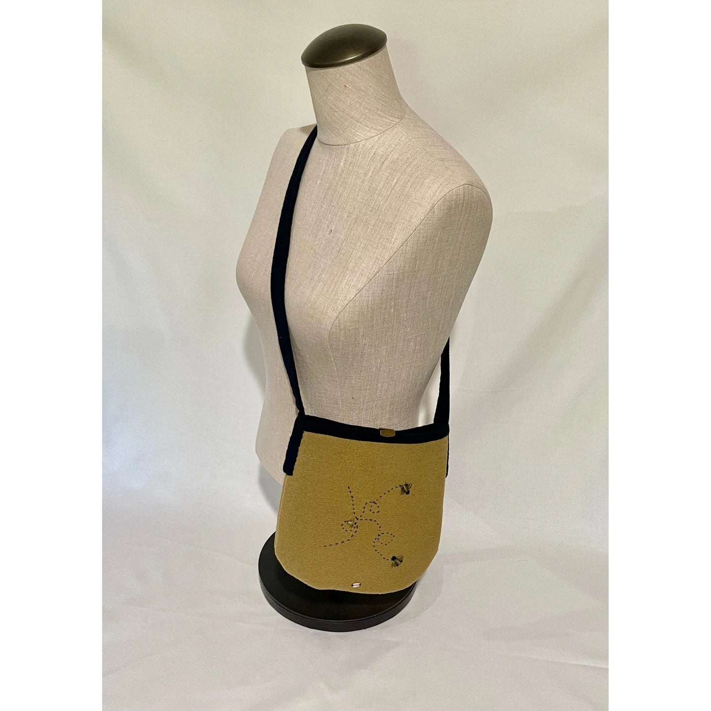 Paxe's Designs | Handmade Wool Purse ~ Bee Skep