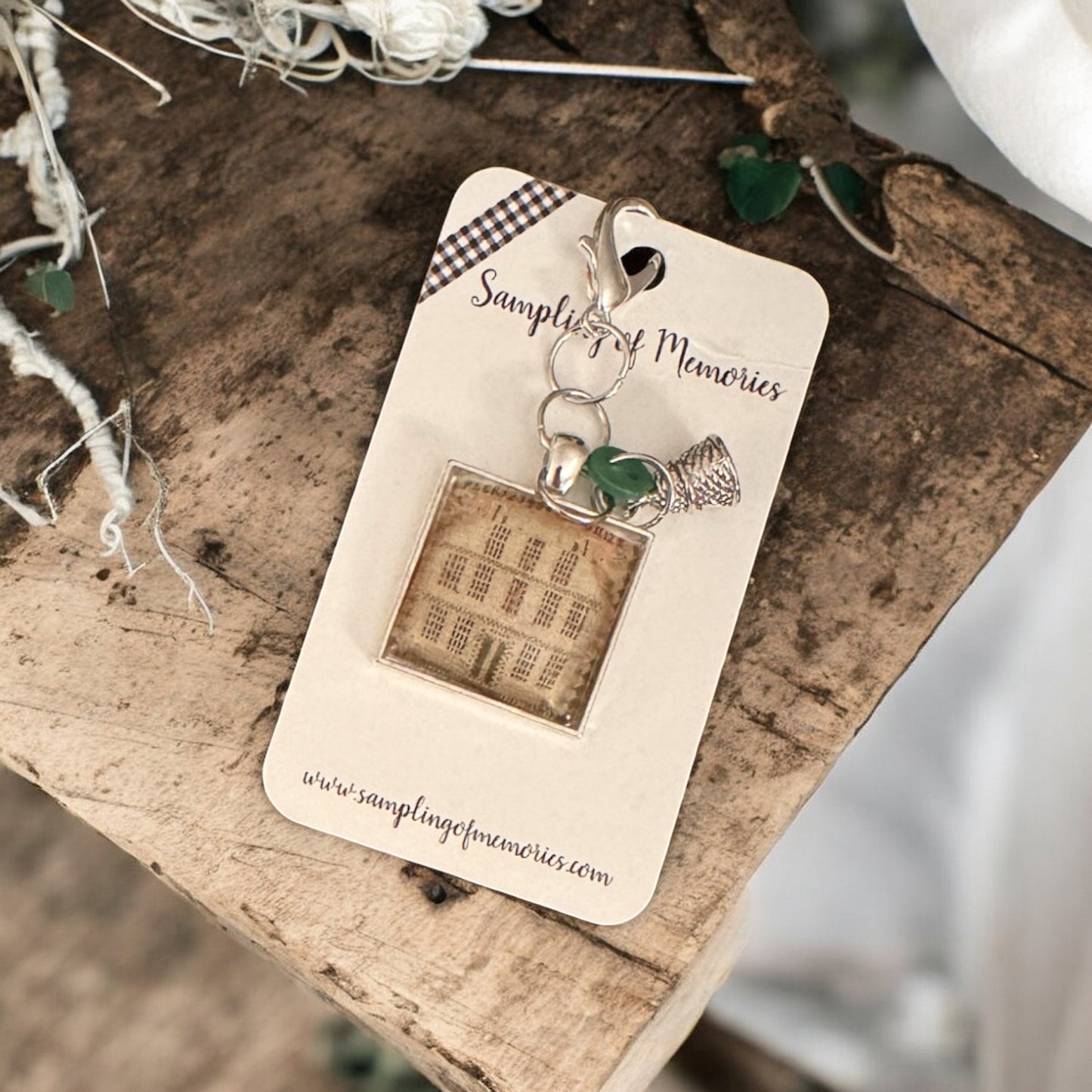 Sampling of Memories | Zipper Keep - Old House (Small Lobster Clasp)
