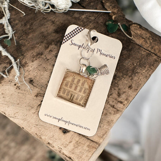 Sampling of Memories | Zipper Keep - Old House (Small Lobster Clasp)