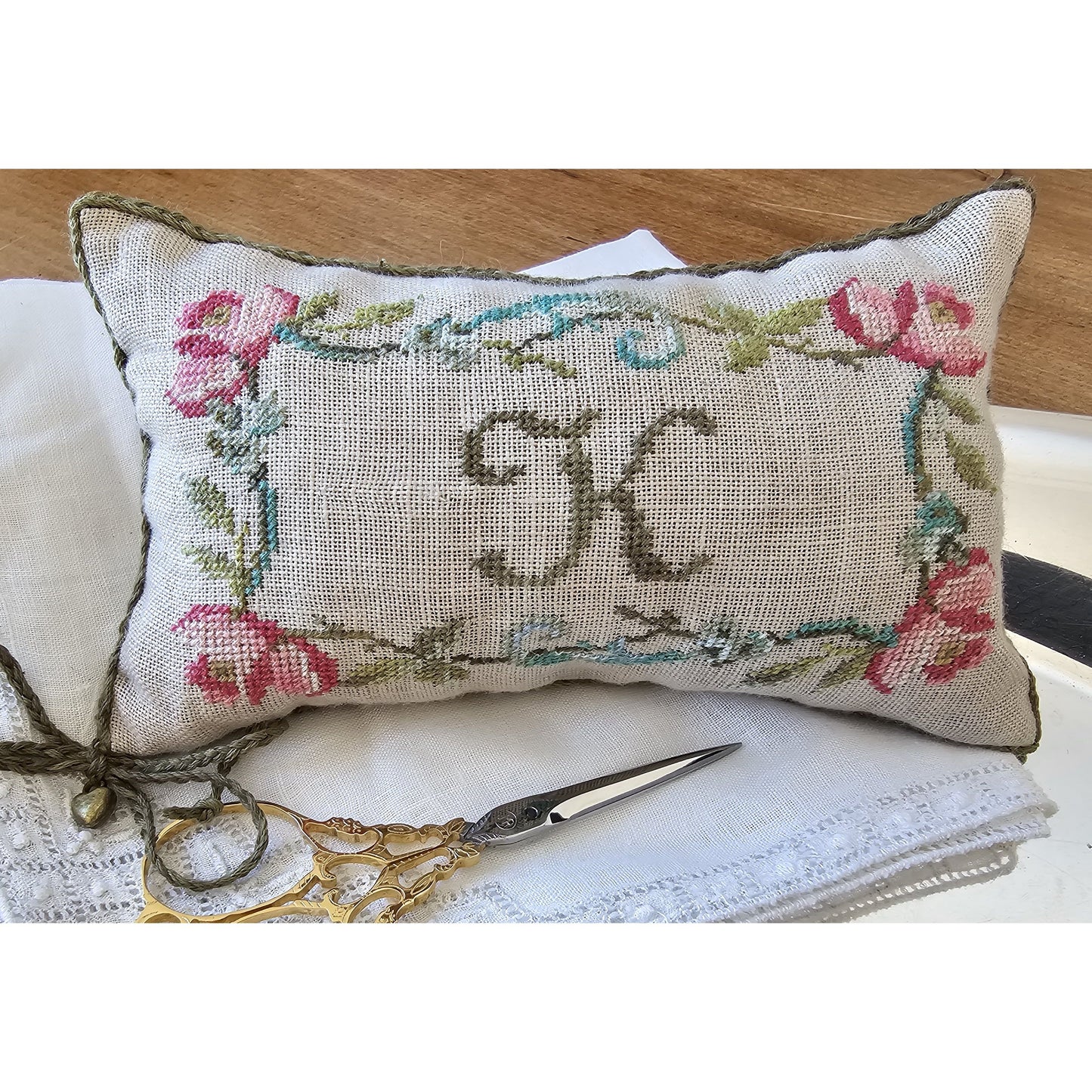 Samplers Not Forgotten | Roses and Scrolls Kit MARKET 2026