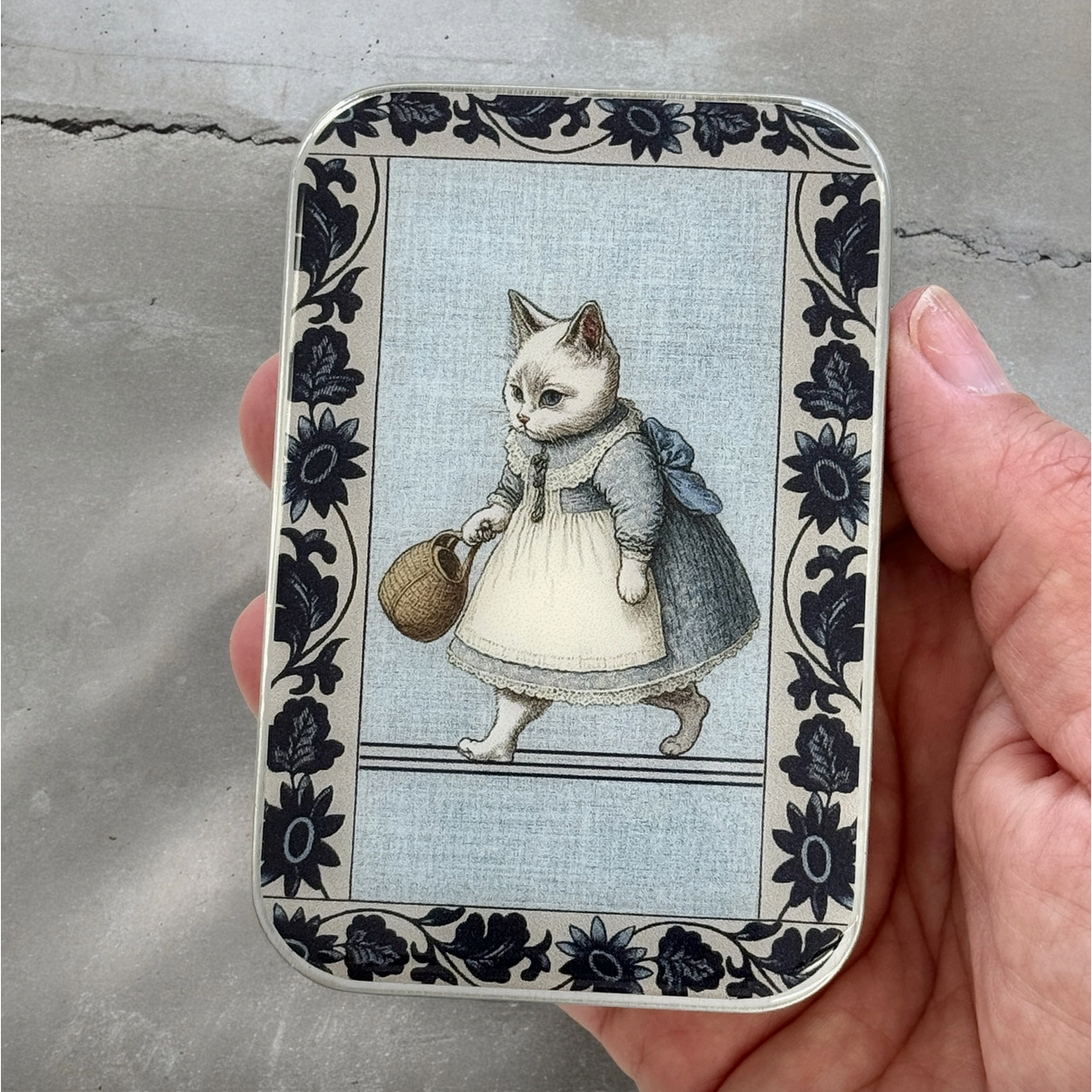 Tin Container with Magnet Large | Kitty