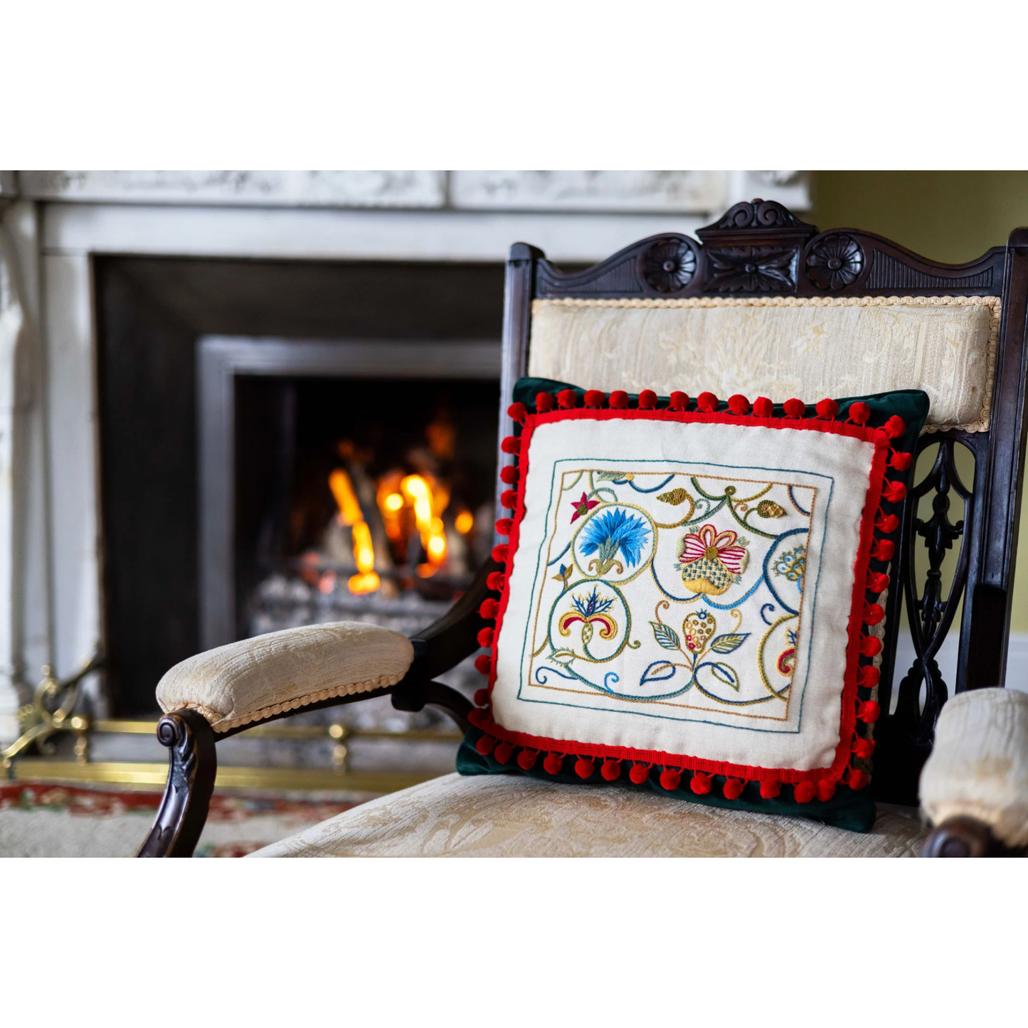 The Crewel Work Company | Elizabethan Scrolls Crewel Embroidery Kit