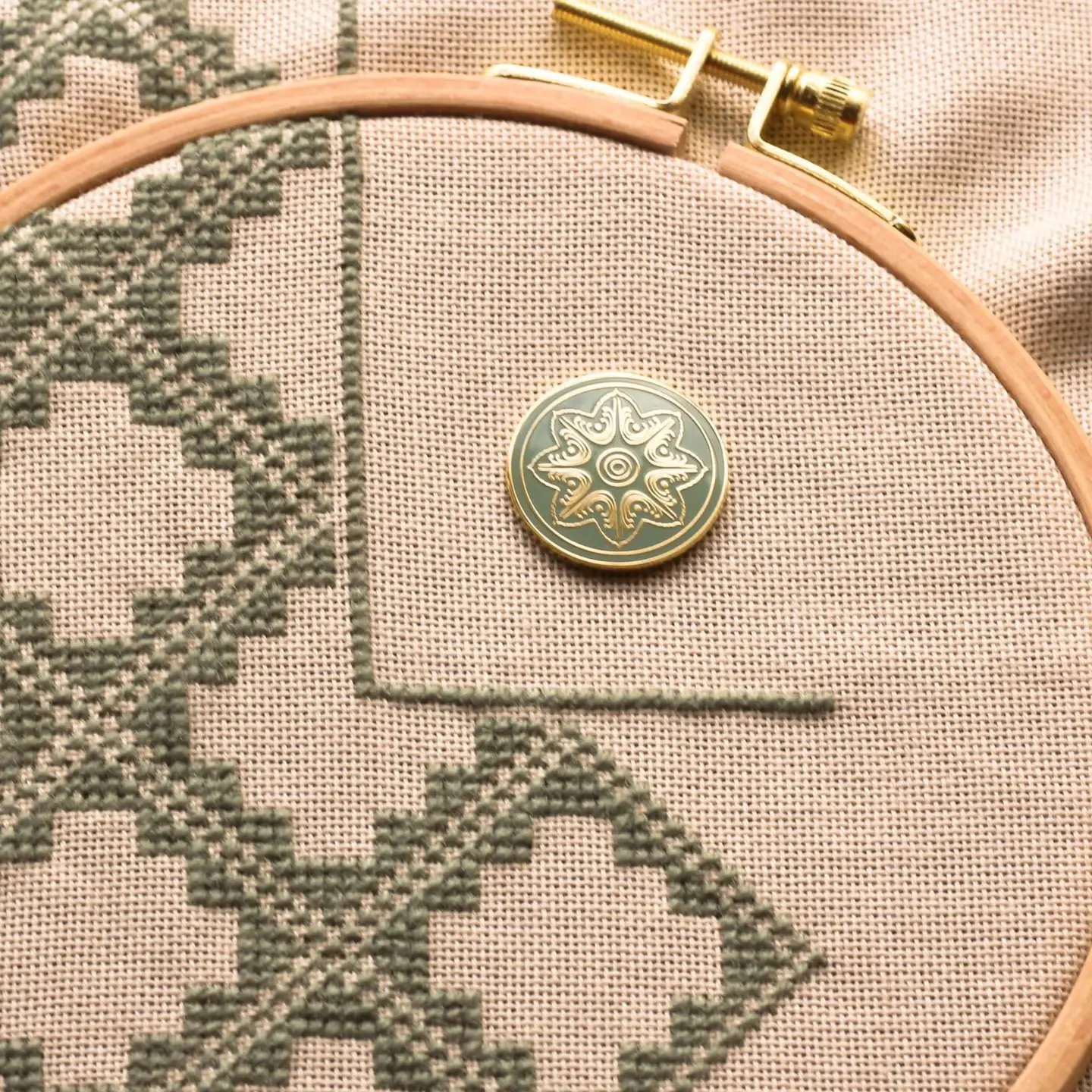 Avlea | Needle Minder - Daphni