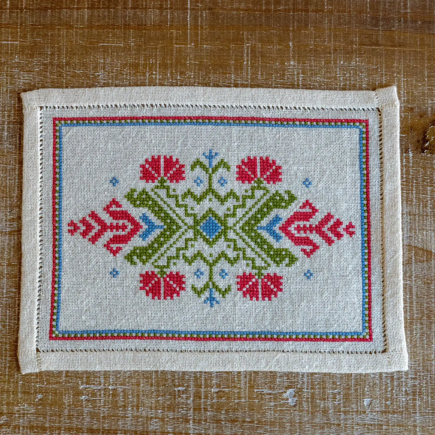 Avlea Folk Embroidery | Bitkit Dianthia Cross Stitch Kit