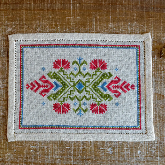 Avlea Folk Embroidery | Bitkit Dianthia Cross Stitch Kit
