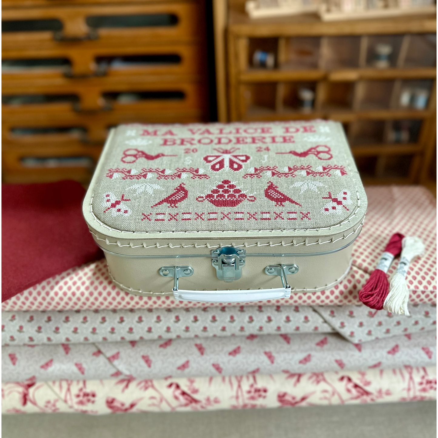 Atelier Soed Idee | Ma Valise de Broderie MARKET 2026